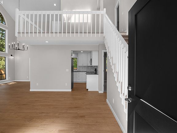 4th image of 553 SE Alder Ct