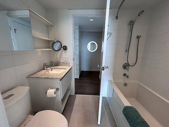 5th image of 988 Quayside Dr #2601