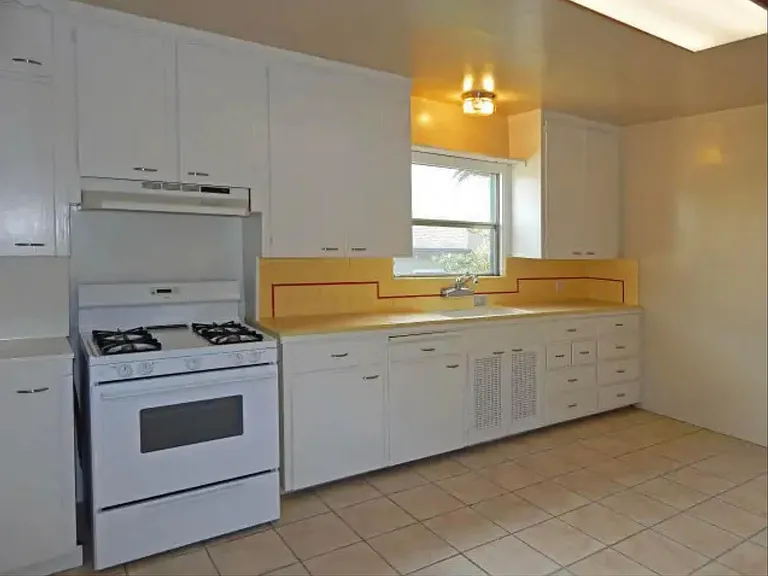970 W Franklin St — Photo 8