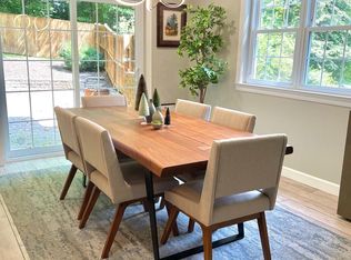 5200 Southampton Dr, Springfield, VA 22151