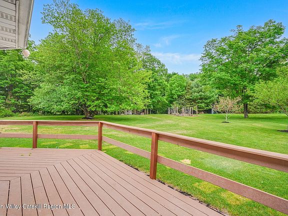 3rd image of 984 Blue Mountain Road