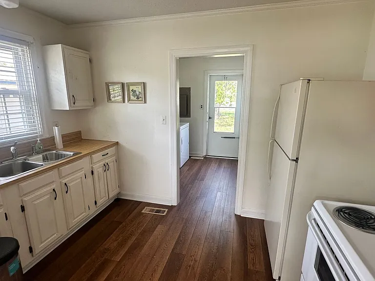 704 E Country Club Dr — Photo 12
