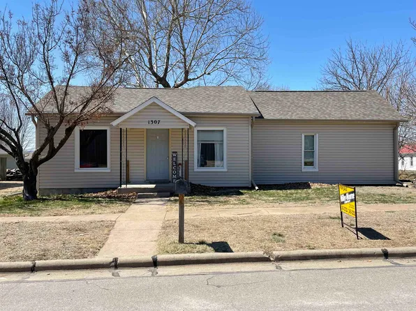 1307 Chase St, Falls City, NE 68355