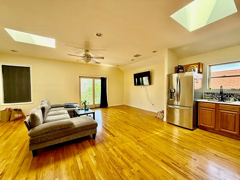 264 Custer Ave #2 — Photo 3