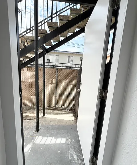 5916 1/2 Willoughby Ave — Photo 34