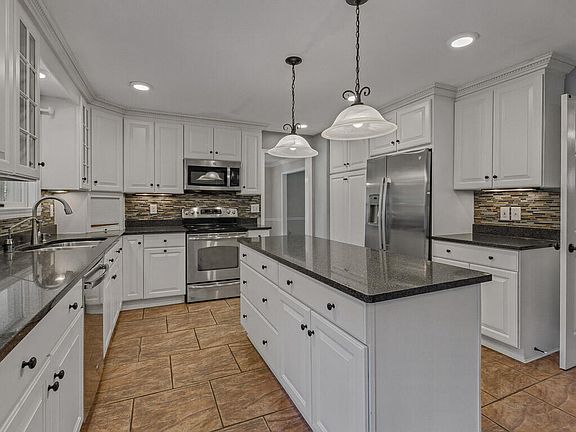 5th image of 566 Kinsella Dr