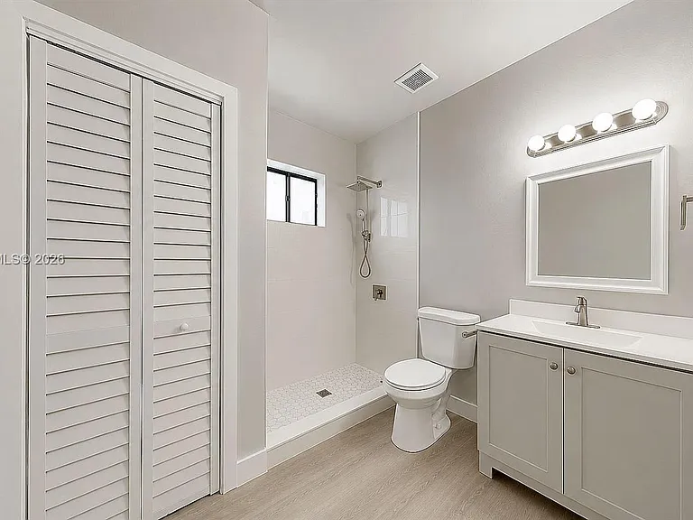 101 W 11th St #8 — Photo 24
