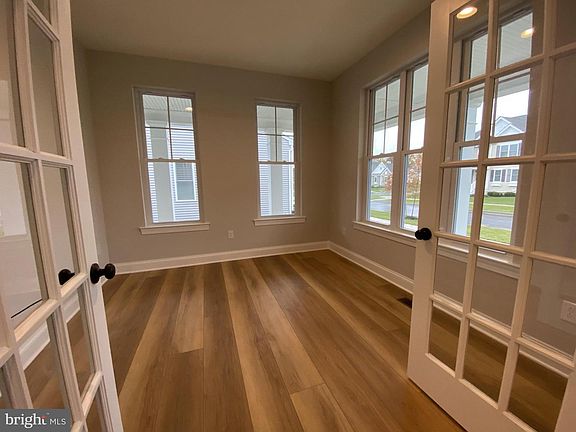 3rd image of 785 Idlewyld Dr