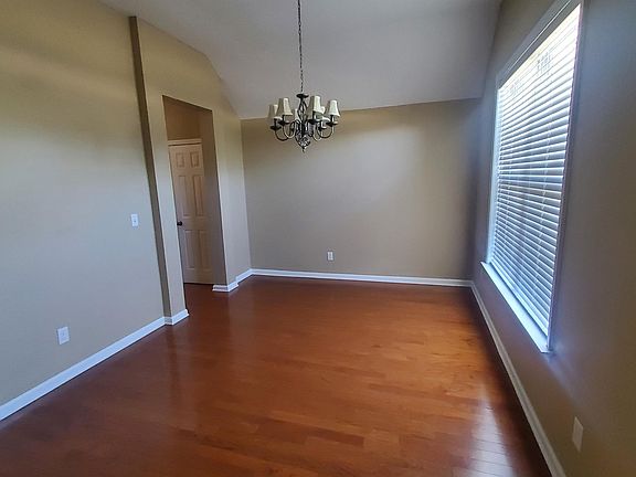 3rd image of 619 Glenmede Ln