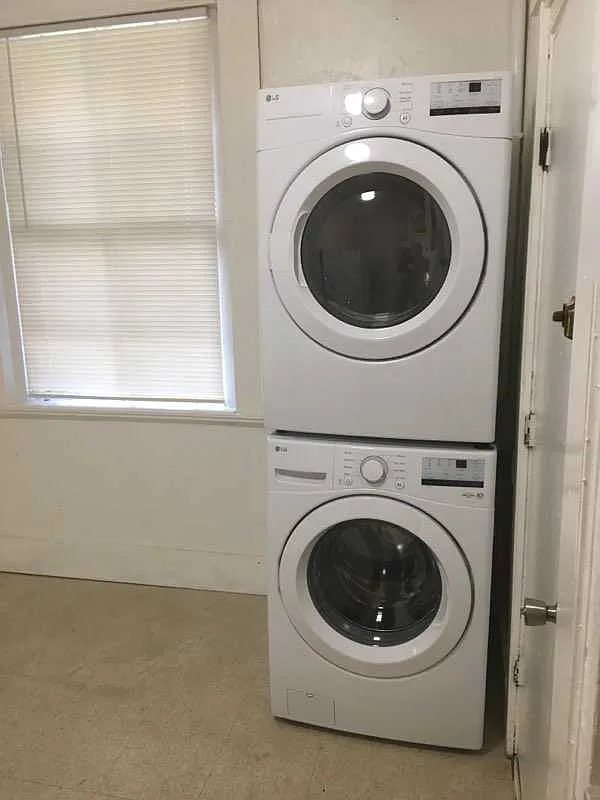 3 bed, $3,000 — Photo 2