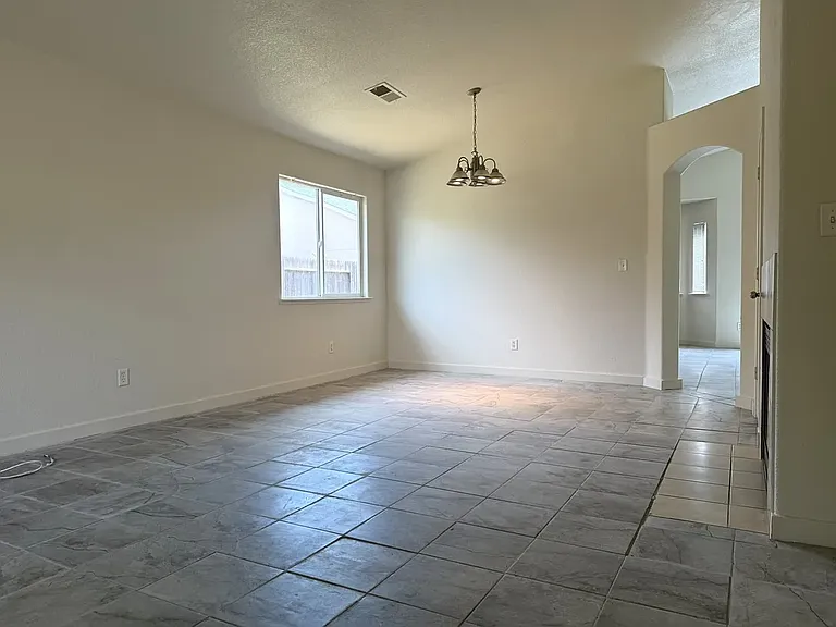 614 Barbara Ct — Photo 4