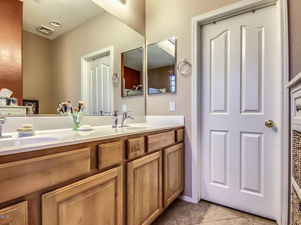 1st image of 3032 E Ravenswood Dr