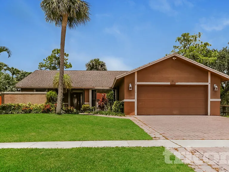 835 Ivy Dr — Photo 1