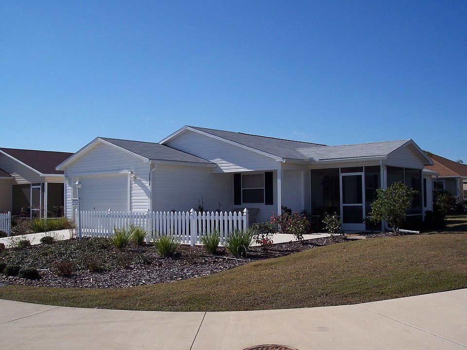 Villa in The Villages; end unit