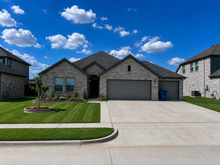 1137 Chandler Dr — Photo 1