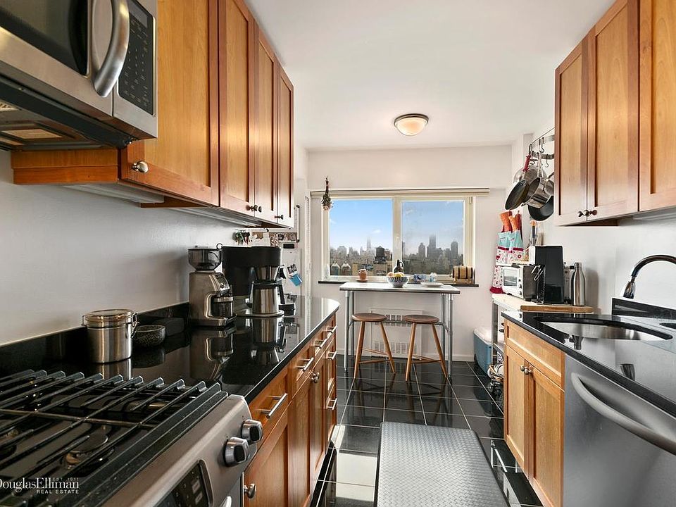 1st image of 45 W 67th St APT 21A