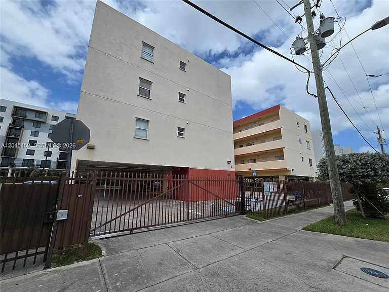 1627 NW 18th St #201 — Photo 14