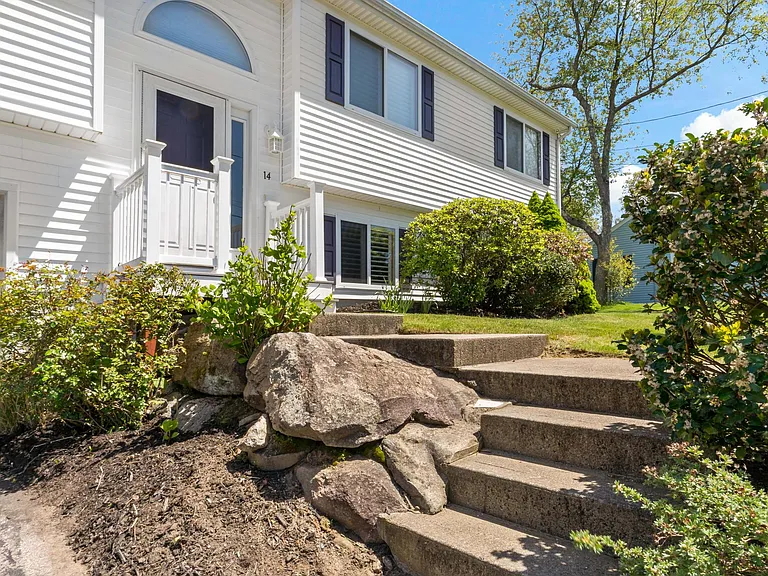 14 Lakeview Dr — Photo 1