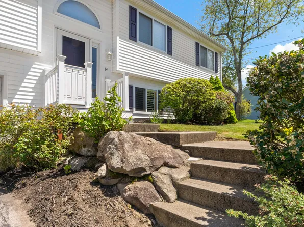 14 Lakeview Dr, Narragansett, RI 02882