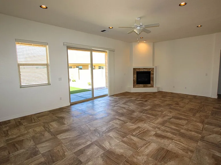 4078 N Wynnwood Dr — Photo 2
