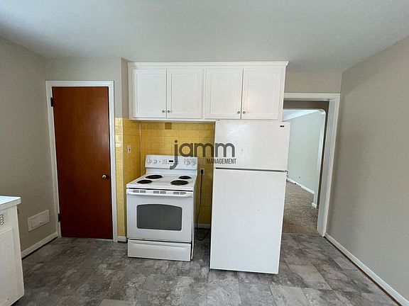 3rd image of 6227 Traymore Ave