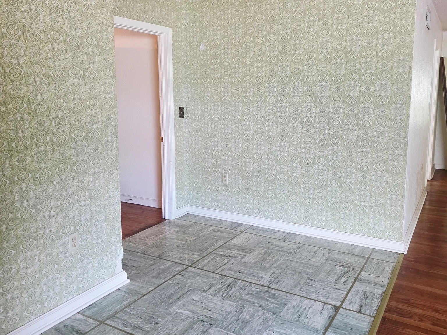 3 bed, 2497 sqft, $1,500 — Photo 2