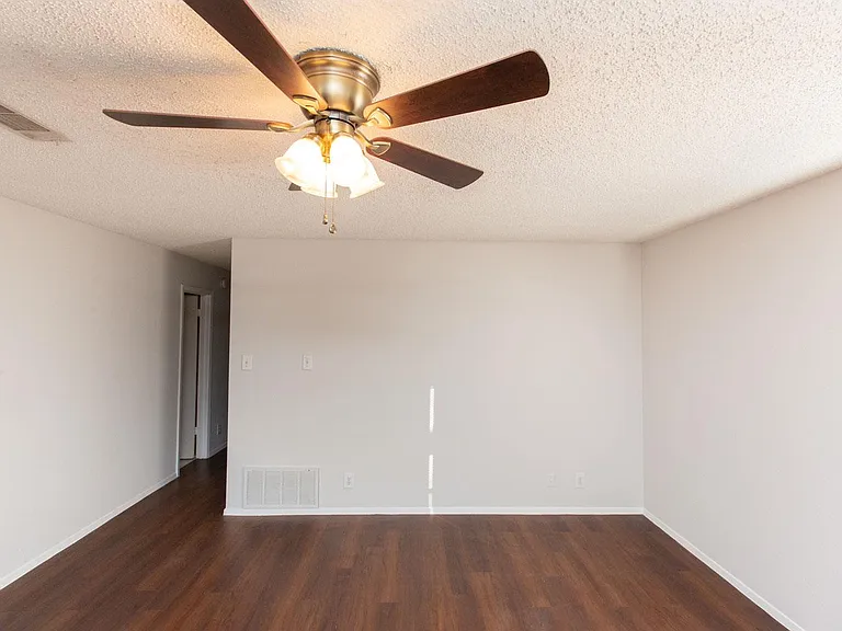 2102 Courtney St #A — Photo 15