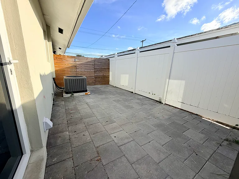 2070 NE 56th St #1 — Photo 15
