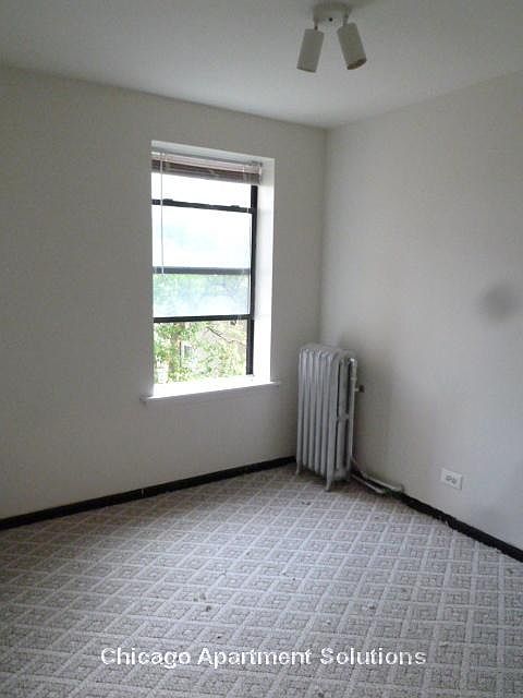 1st image of 3933 N Clarendon Ave APT 301