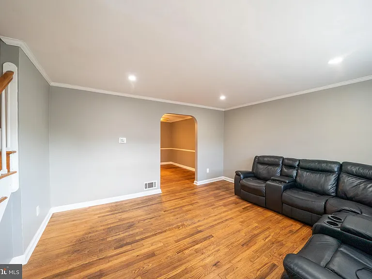 705 Eastshire Dr — Photo 3