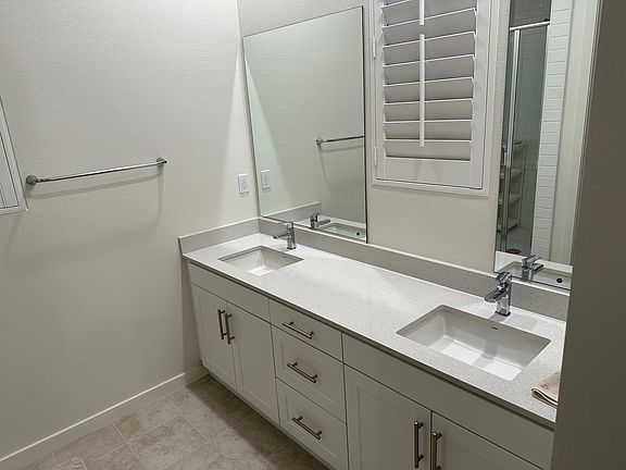 4th image of 2551 E Harper St