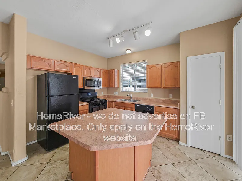 5 bed, 2.0 bath, 2543 sqft, $2,299 — Photo 2