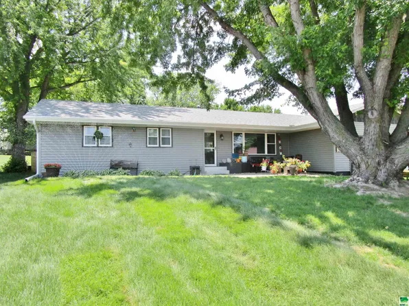 410 E Oak St, Lawton, IA 51030