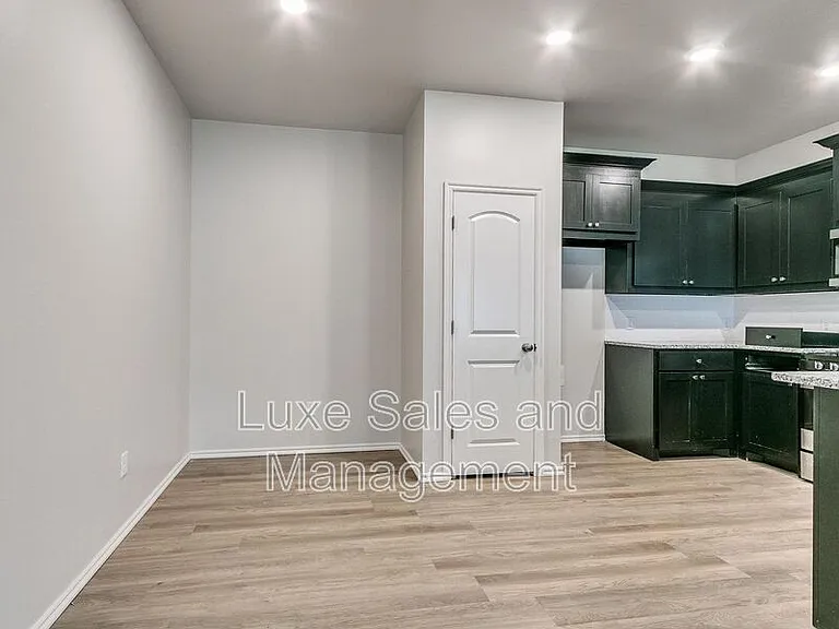 8012 NW 105th Ter — Photo 7