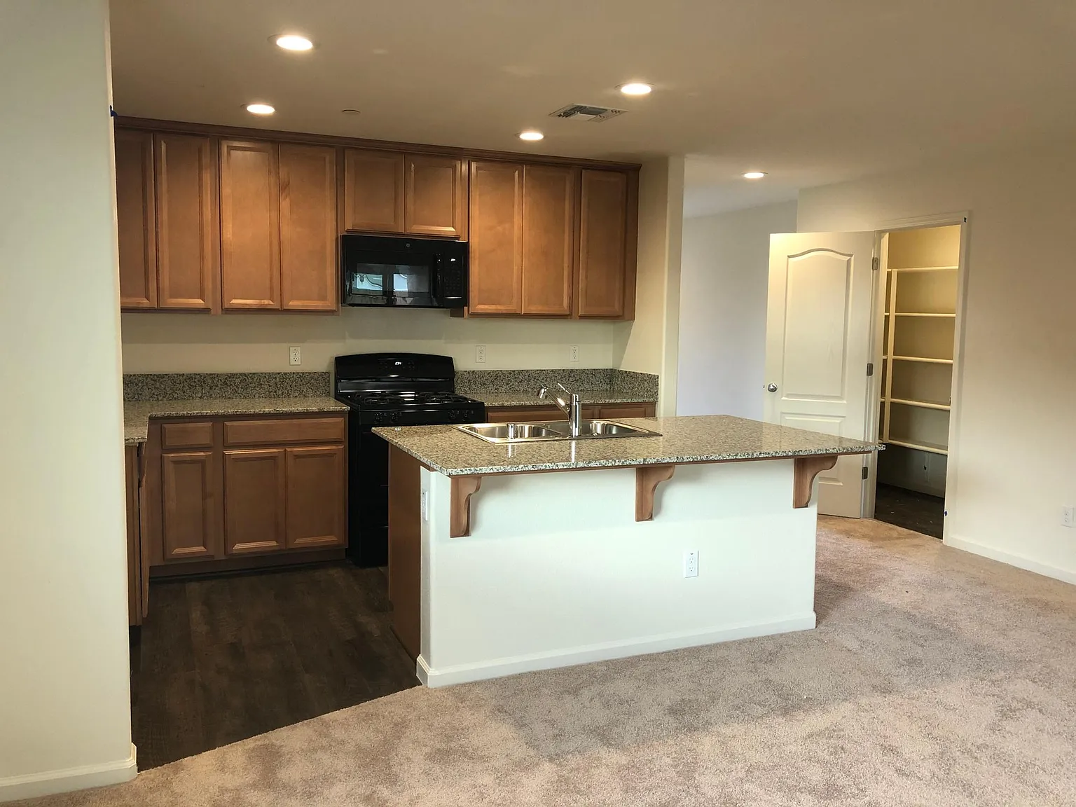 4 bed, 1810 sqft, $2,690 — Photo 3