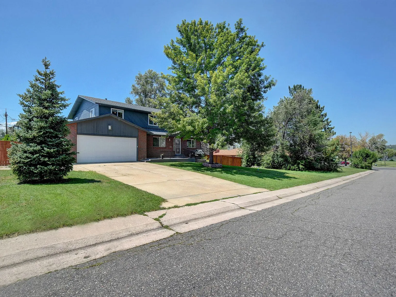 6 bed, 4257 sqft, $4,995 — Photo 2