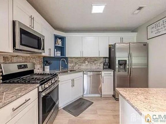 3rd image of 18 Chatham Sq