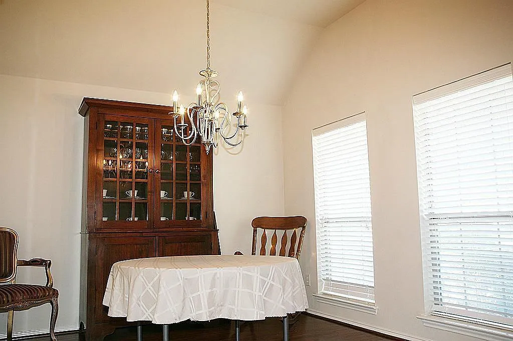 4 bed, 2.0 bath, 1970 sqft, $2,500 — Photo 3