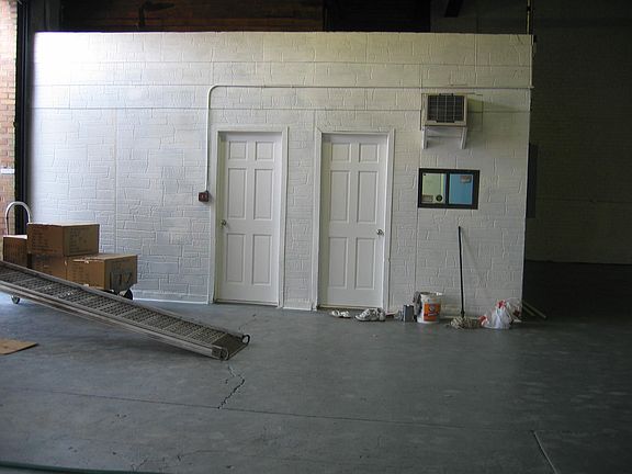 5th image of 837 E 52nd St