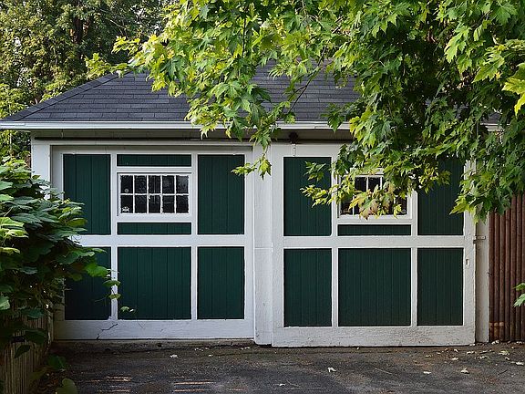 4th image of 130 Flower Ave E