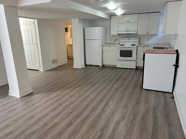 202 Cadillac Ave S — Photo 2