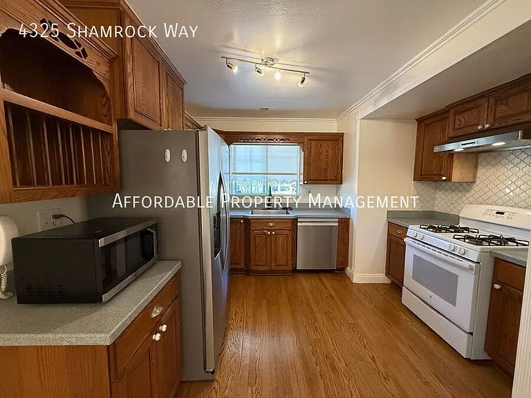4325 Shamrock Way — Photo 7