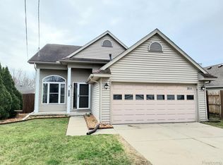 2911 Cordell Ave, Keego Harbor, MI 48320