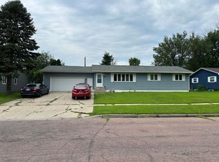 1949 Lampert Dr SE, Huron, SD 57350