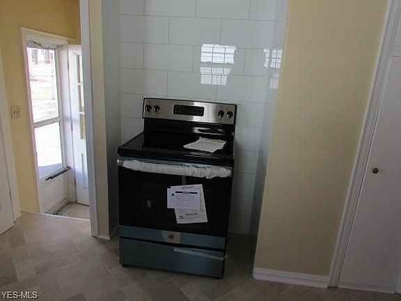 3rd image of 2523 Wyandotte Ave
