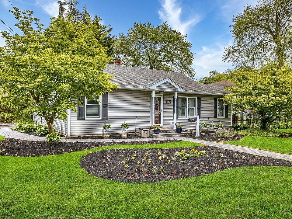 1st image of 450 Pine Dr