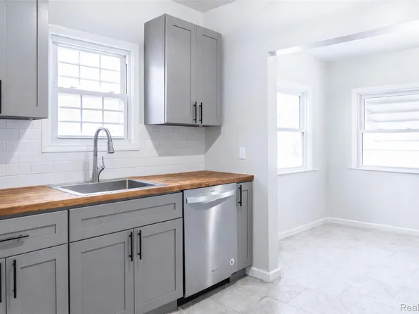 22799 Oakwood Ave, Eastpointe, MI 48021