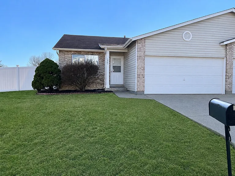 1461 Surrey Ln — Photo 1