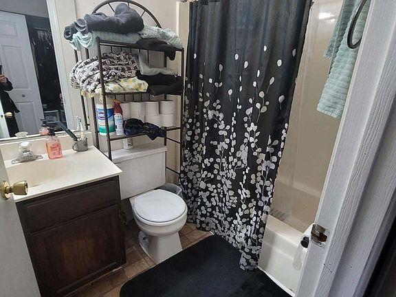 5th image of 1 W Acorn Ln APT 1