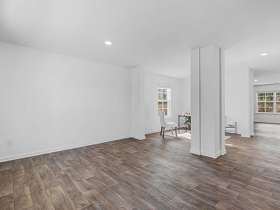 5th image of 105 Maple Ct